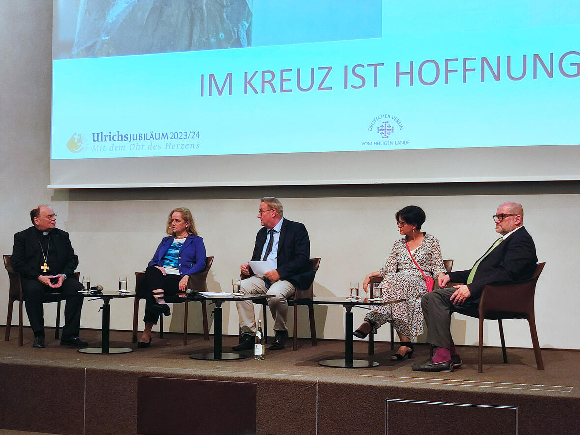 v.l.: Bischof Dr. Bertram Meier, Dr. Michaela Richter, Dr. Robert Schmucker, Melanie Thierbach, Prof. Wolfgang Augustyn. (Foto: Leander Stork / pba)