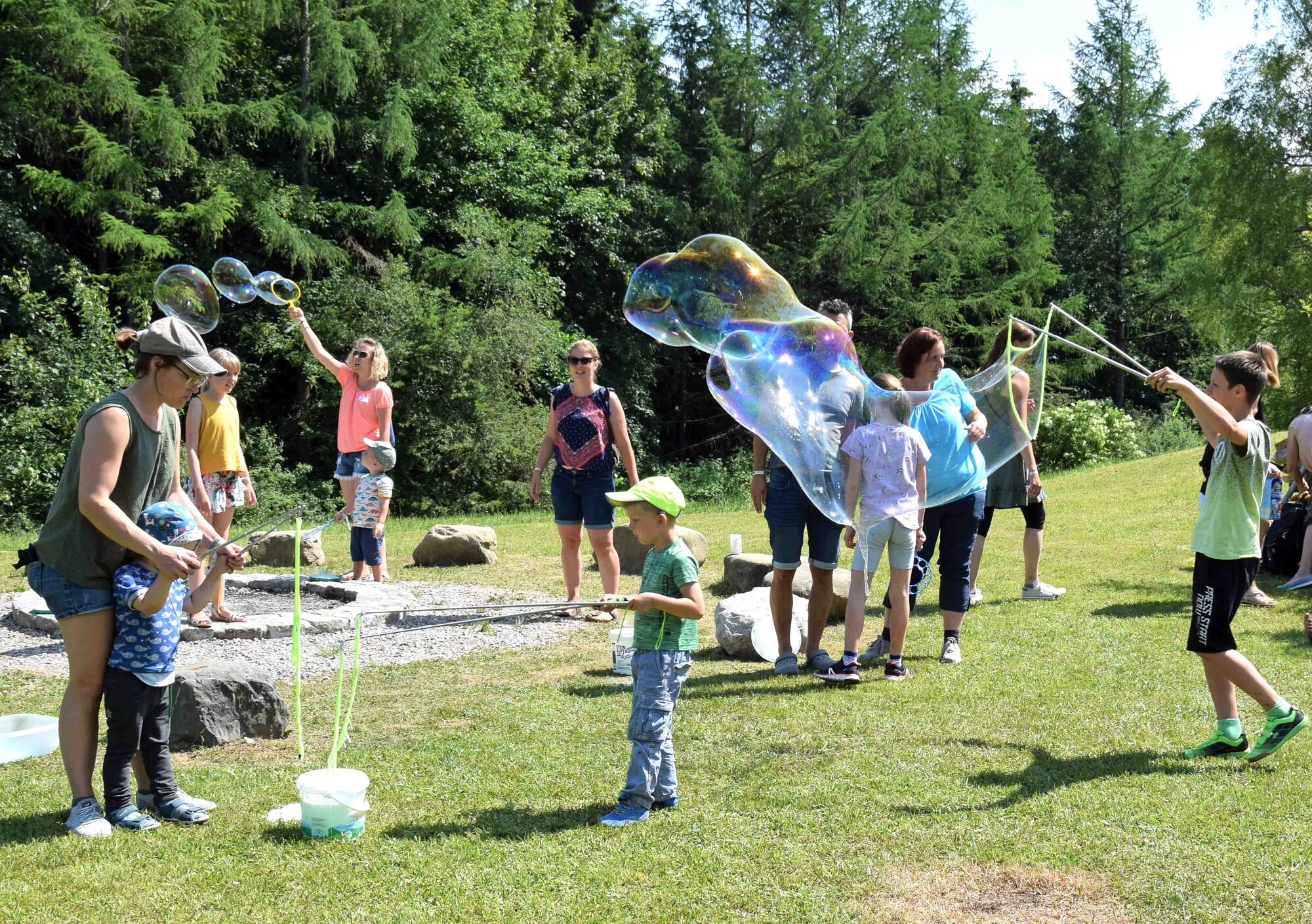 Spaß für Kinder mit Riesenseifenblasen (Foto Verspohl-Nitsche_pdke)