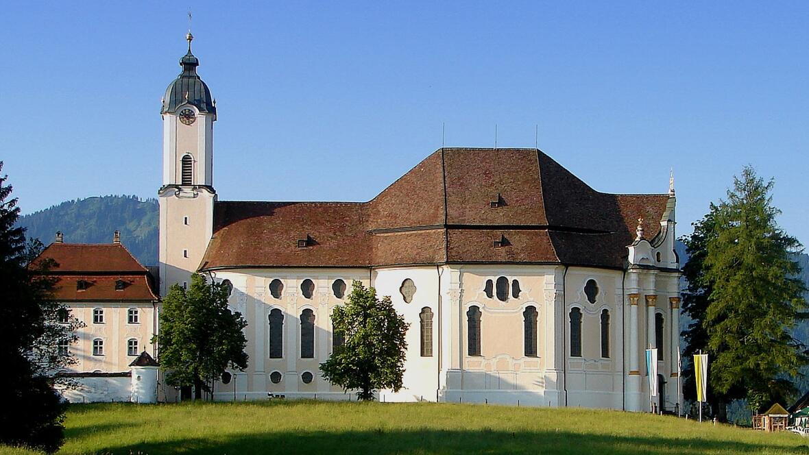 "Ein Stück Paradies auf bayerischem Boden": Die Wieskirche bei Steingaden von Norden aus gesehen (Foto: Kath. Wallfahrtskuratiestiftung St. Josef - Wies)