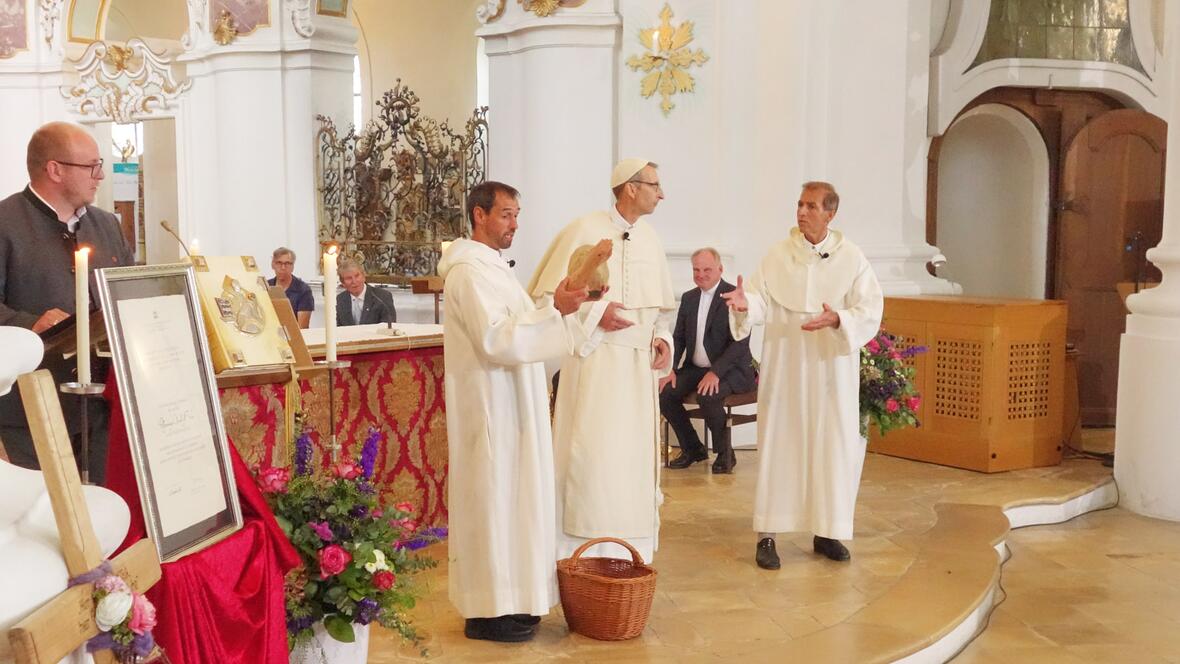 In dem Gottesdienst wurde die Vergangenheit der Wies als Wallfahrtskirche des Prämonstratenserordens vergegenwärtigt (Foto: Kath. Wallfahrtskuratiestiftung St. Josef - Wies)