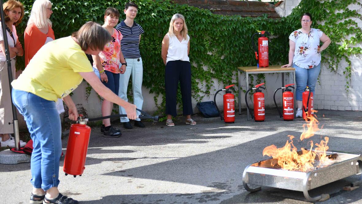 Auch mutiger Einsatz war beim Gesundheitstag gefordert: So wurde beim Feuerlöschen für den Ernstfall geprobt. 