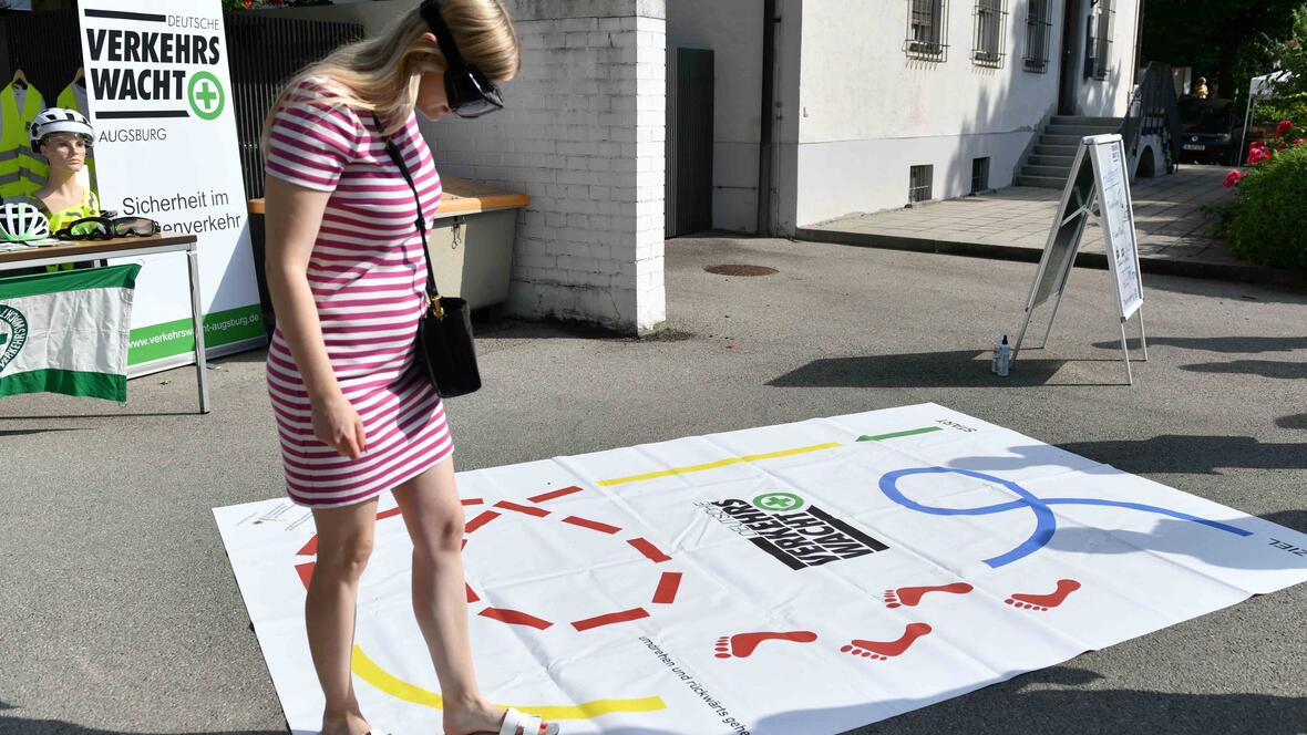 Der Rauschbrillen-Parcours forderte jede Menge Geschicklichkeit.