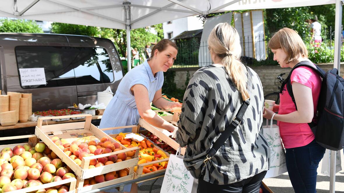 Eine gute Portion Obst und Gemüse durften sich die Mitarbeiterinnen und Mitarbeiter am Stand von "Apfel Heidi" mitnehmen. 