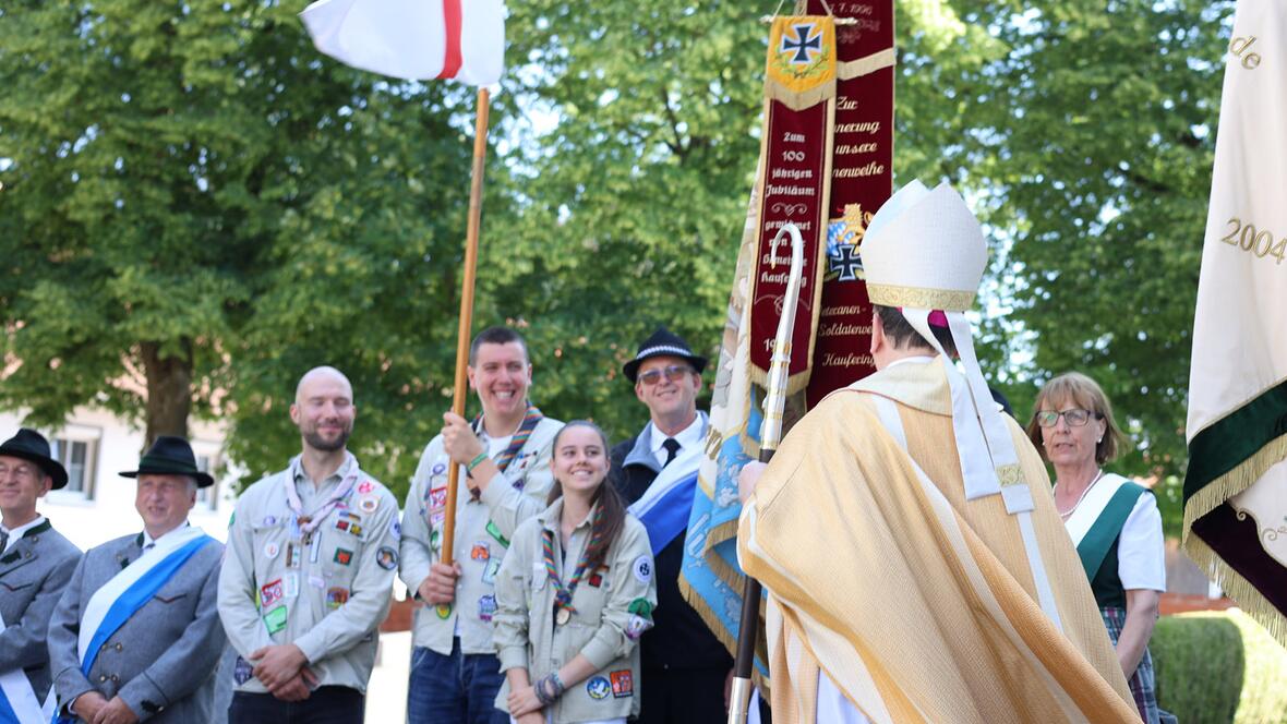 Zahlreiche Fahnenabordnungen bereicherten den Festgottesdienst.
