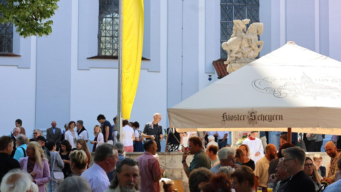 Im Anschluss an das Pontifikalamt lud die Pfarreiengemeinschaft zum Stehempfang ein.