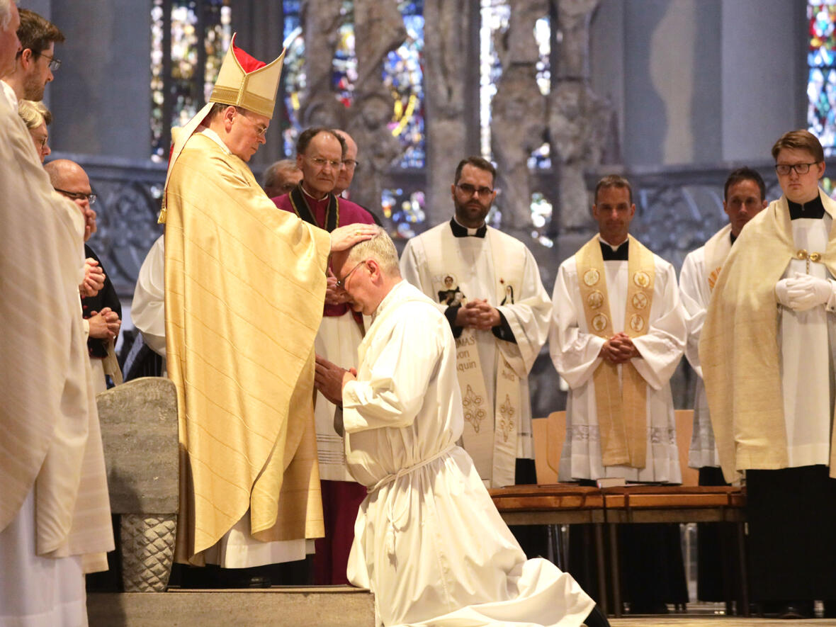 Durch die Handauflegung weihte Bischof Dr. Bertram Meier den 53-jährigen Herbert Kramert zum Priester (Fotos: pba/Annette Zoepf).