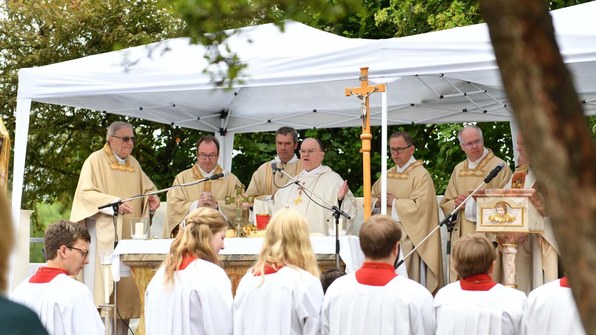 Einen Freiluftgottesdienst rund um die Ulrichskirche in Krumbach feierte Bischof Bertram mit zahlreichen Gläubigen unter feierlich musikalischer Begleitung. (Fotos: Maria Rösch / pba) 