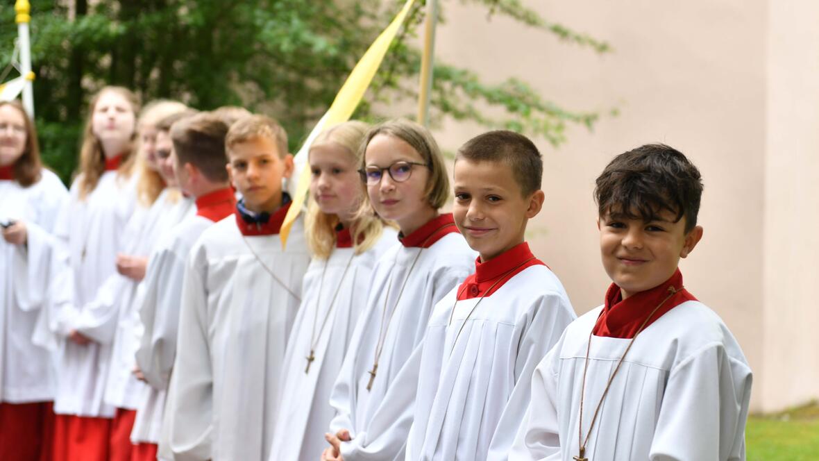 In einem Spalier begrüßten die Ministrantinnen und Mininstranten den Bischof bei seiner Ankunft.