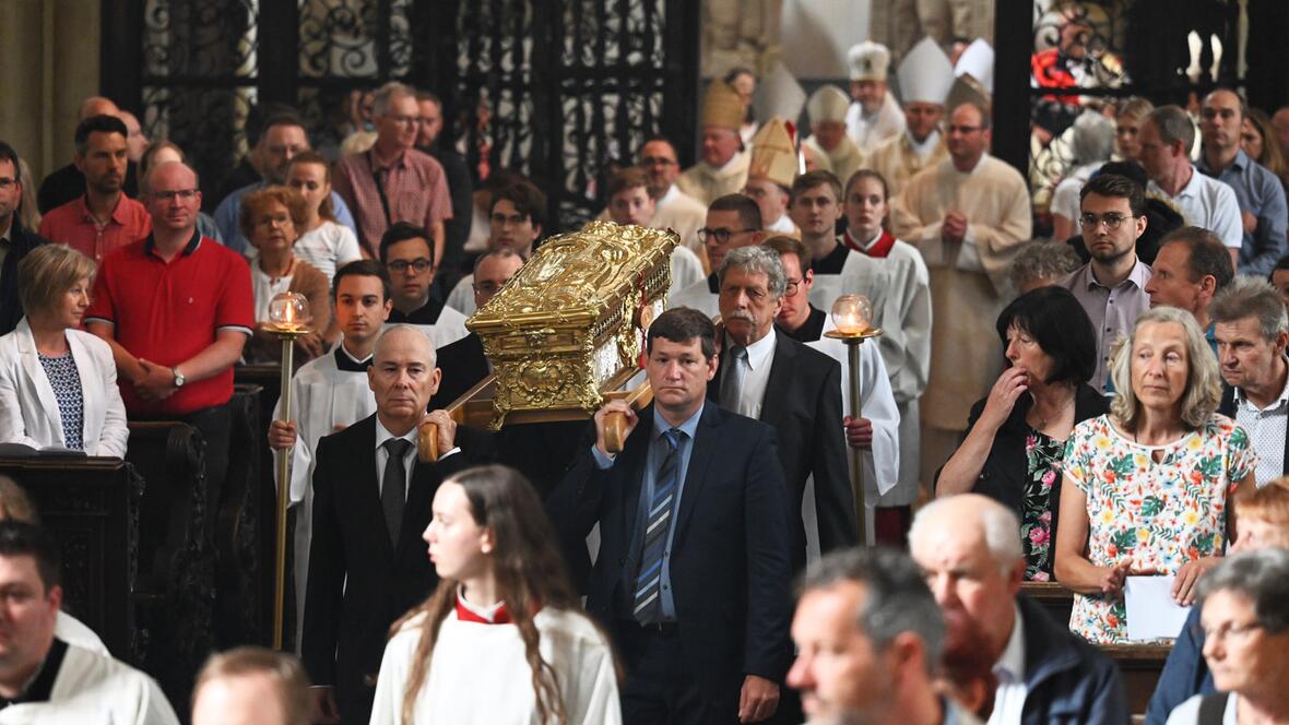 "Mächtiger Bischof, barmherziger Samariter": Feierliche Prozession mit dem Ulrichsschrein durch die Basilika St. Ulrich und Afra (Fotos: Julian Schmidt / pba)