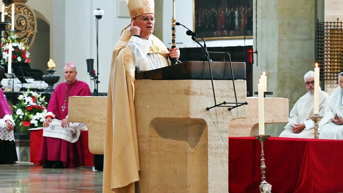 In der Pontifikalvesper am Montagabend nahm Bischof Bertram Bezug auf das Leitwort des Ulrichsjubiläum (Foto: Leander Stork / pba)