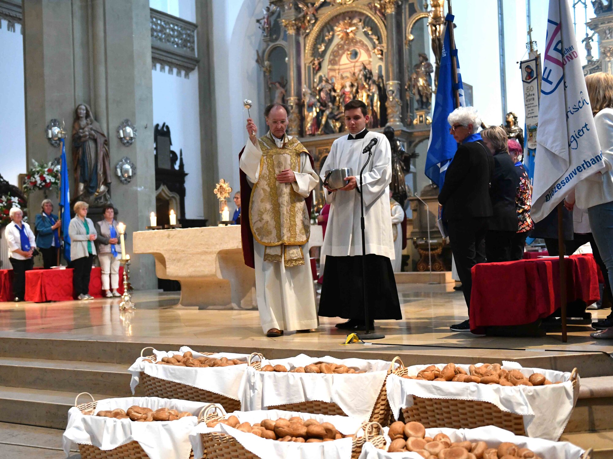 Es ist eine alte Tradition und auch heuer hielt sie der Generalvikar aufrecht: So segnete er die Ulrichsbrote, die in großen Körben vor dem Altar standen und ein Zeichen für Frieden und Versöhnung sind. 