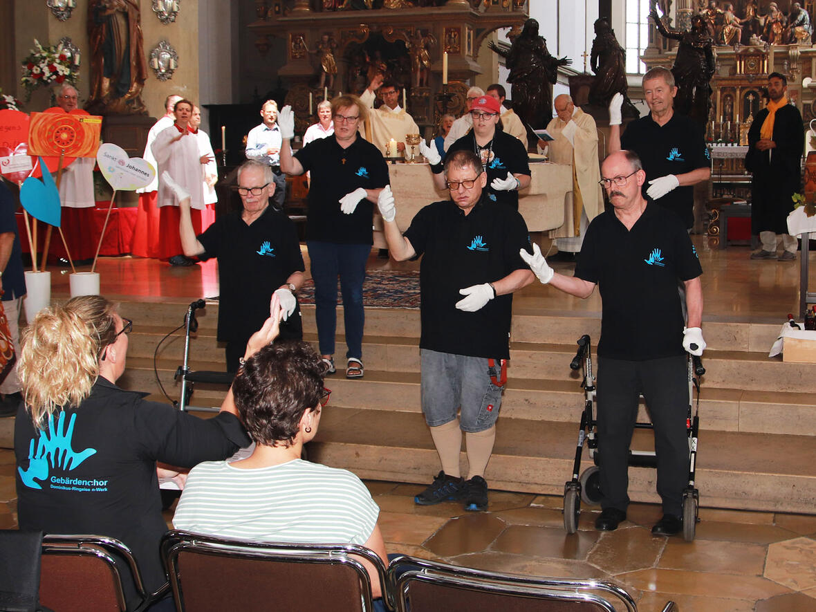 Der Gebärdenchor des Dominikus-Ringeisen-Werkes begleitete den Gesang im Wallfahrtsgottesdienst (Foto: Bernhard Gattner / Caritas Augsburg)