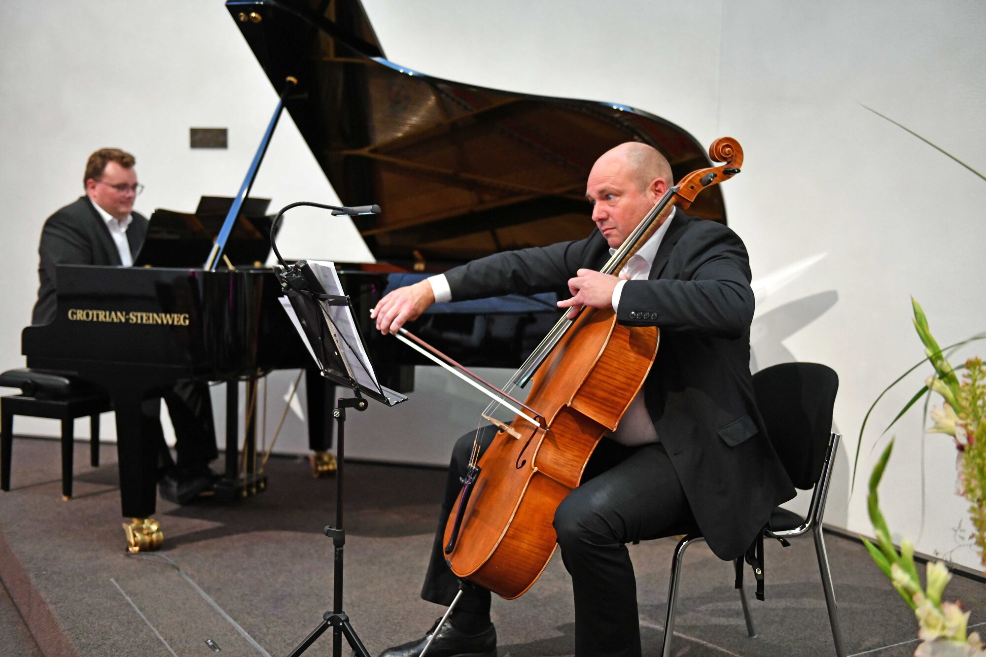 Musikalische Umrahmung des Festakts_Peter Frasch am Flügel und Johannes Kübel am Cello (Foto Nicolas Schnall pba)