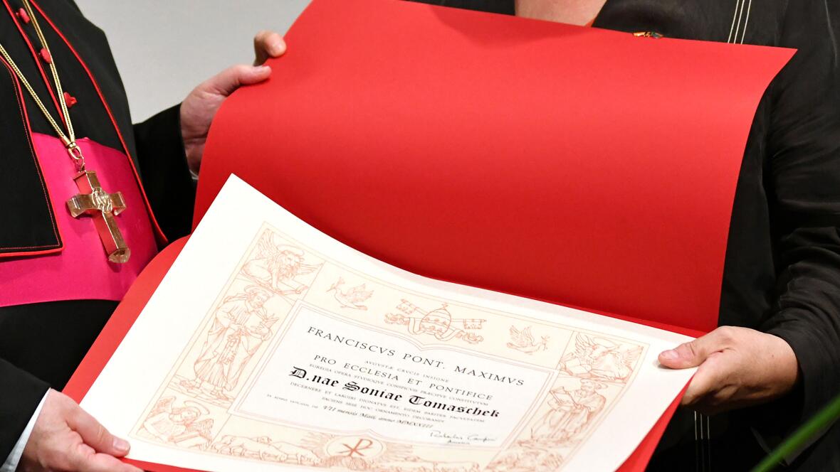Die Urkunde für die päpstliche Auszeichnung Pro Ecclesia et Pontifice. (Fotos: Nicolas Schnall / pba)