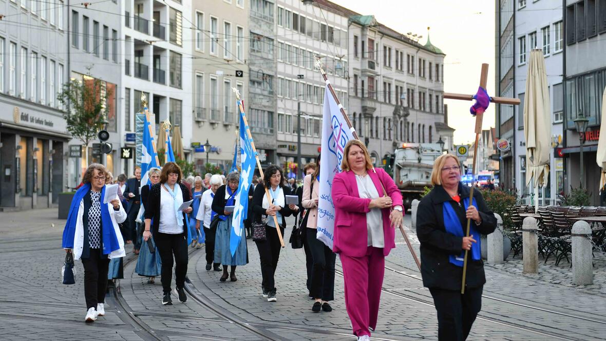 Im Fußmarsch ging es singend und betend vom Dom aus über die Maximilianstraße zur Ulrichsbasilika. (Fotos: Maria Rösch / pba) 