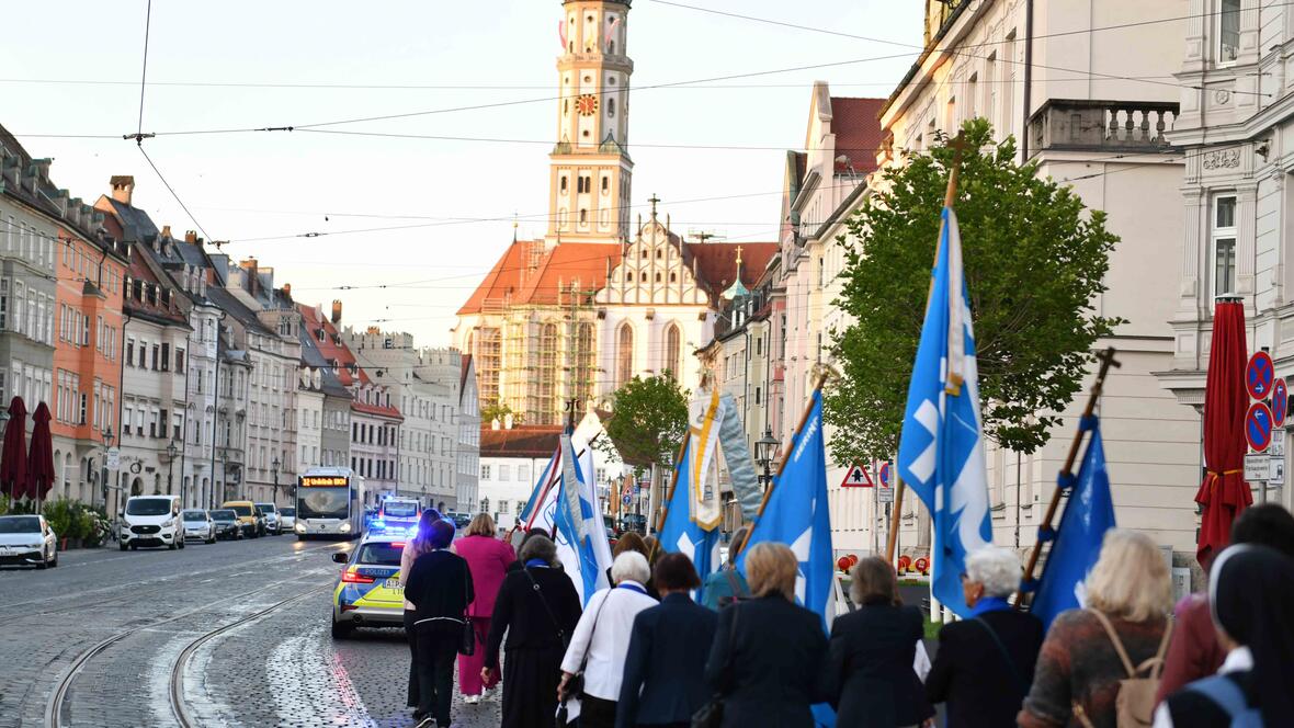 Die Ulrichsbasilika im Blick wurden die Frauen bereits vom Glockengeläut empfangen.  