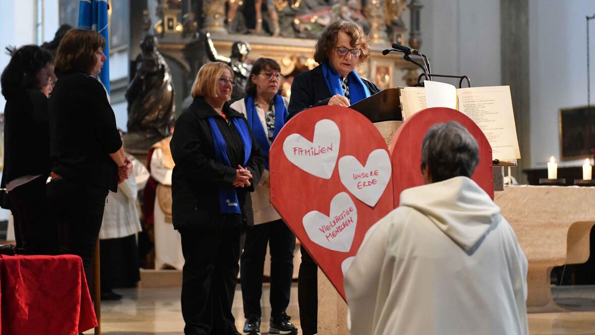Das Thema "Herzensohr und Herzensauge" wurde auch in den Fürbitten aufgegriffen: So wurden die Anliegen als Herzen vor Gott gebracht.  