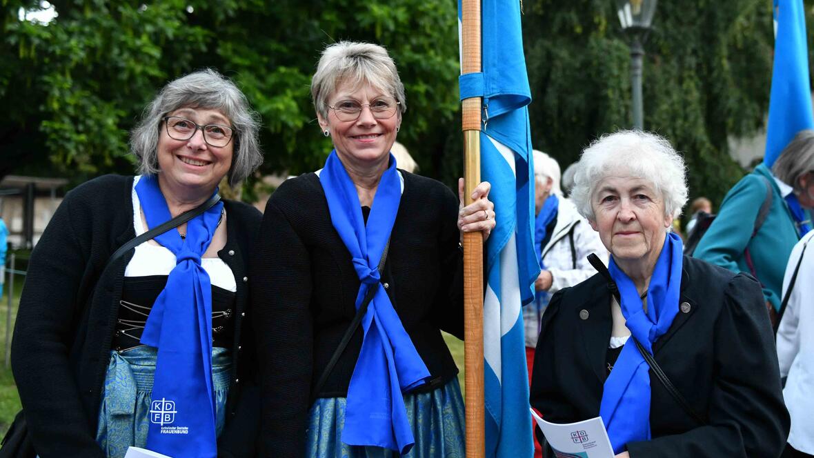 Aus ganz unterschiedlichen Zweigvereinen des Frauenbundes waren Mitglieder dabei. So wie diese Frauen, die aus Dasing gekommen waren.  