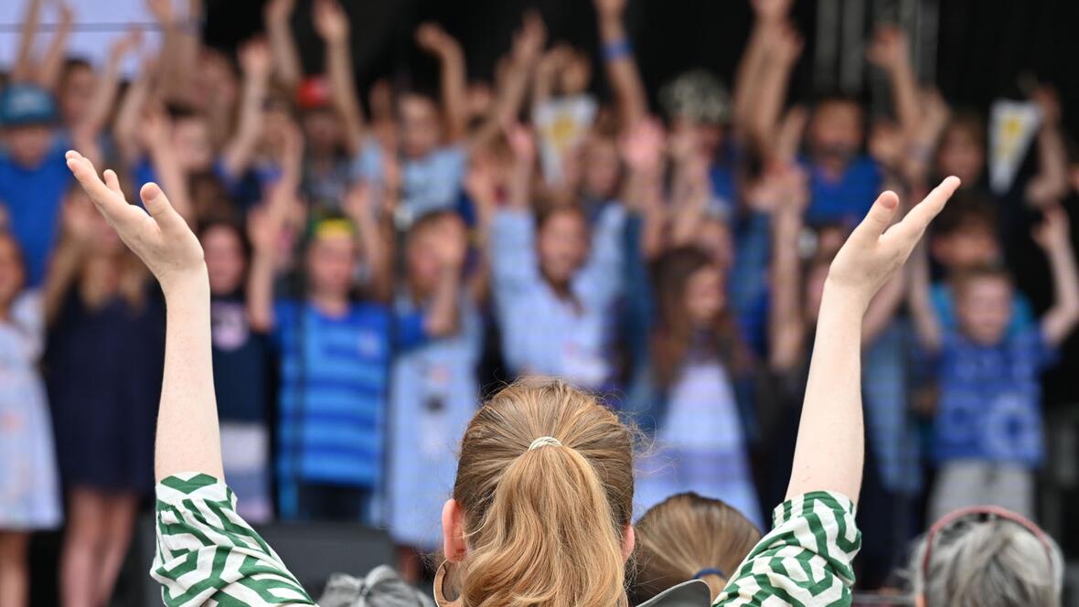 Mehrere Chöre sorgten für gute Stimmung auf der Bühne: Sie alle hatten ein tolles Programm einstudiert, das zum Mitklatschen animierte (Foto: Julian Schmidt / pba).