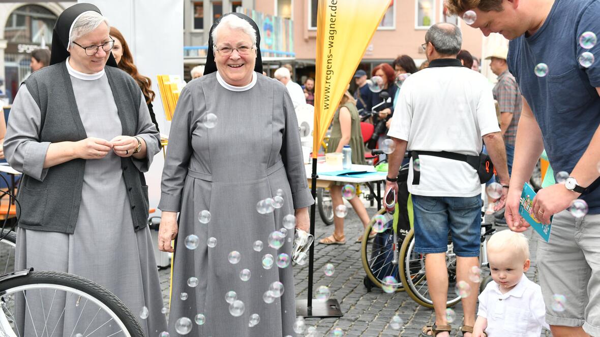Seifenblasen durch Muskelkraft: Das kann schon mal zu Begeisterung führen. (Foto: Maria Rösch / pba) 