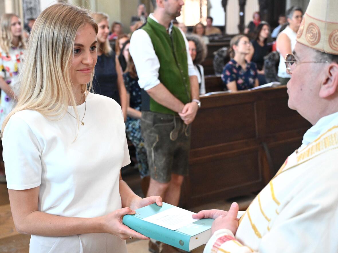 Neben ihren Urkunden bekamen die neuen Religionslehrerinnen und -lehrer von Bischof Bertram auch eine Bibel überreicht (Fotos: pba/Ulrich Bobinger).