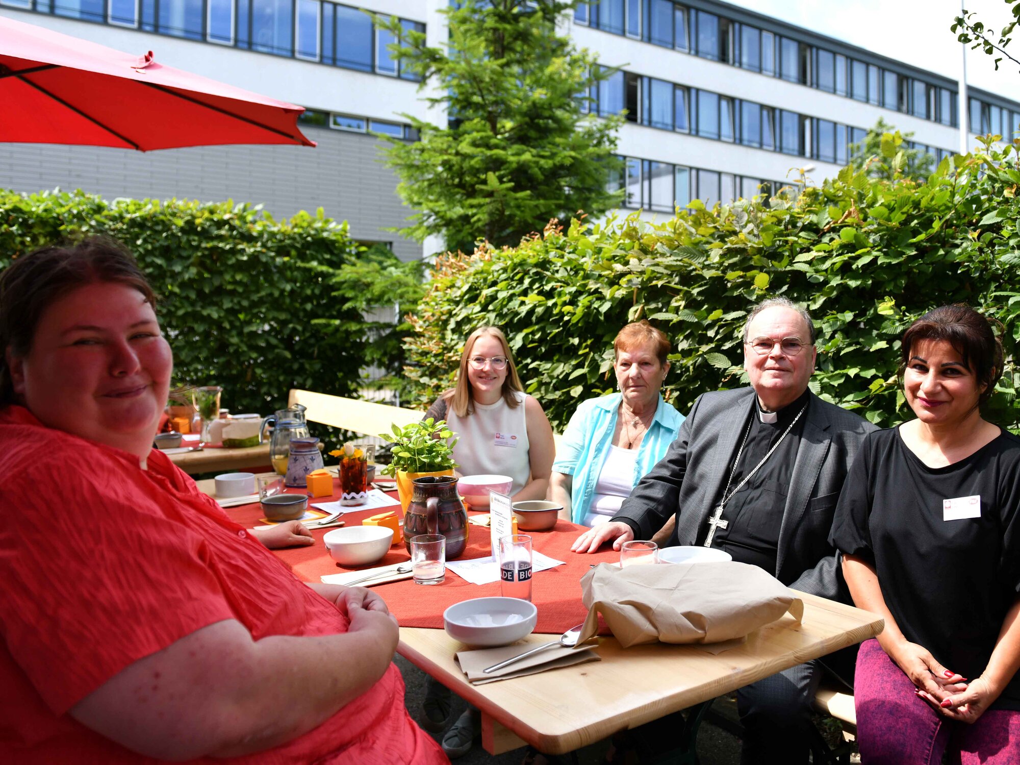 Nicht nur zum Essen, sondern auch für Gespräche war bei der Ulrichstafel Zeit. So traf Bischof Bertram hier auf Frauen in sozialer Notlage.