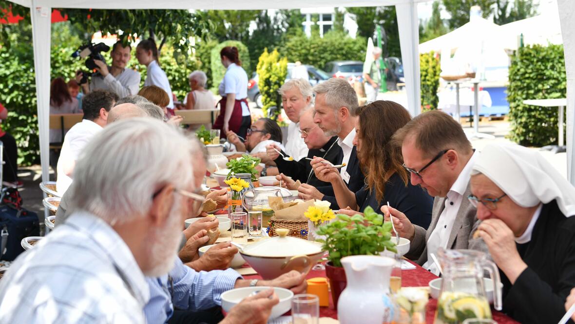 An mehreren langen Tafeln wurde das Essen serviert. Vertreter des Bistums, der Stadt und der Caritas waren neben den Bedürftigen an den Tischen zahlreich vertreten. (Fotos: Maria Rösch/pba) 