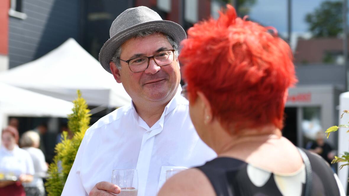 Nicht nur an der "Ulrichstafel" hatten die Gäste Gelegenheit zu Austausch und Gespräch. 