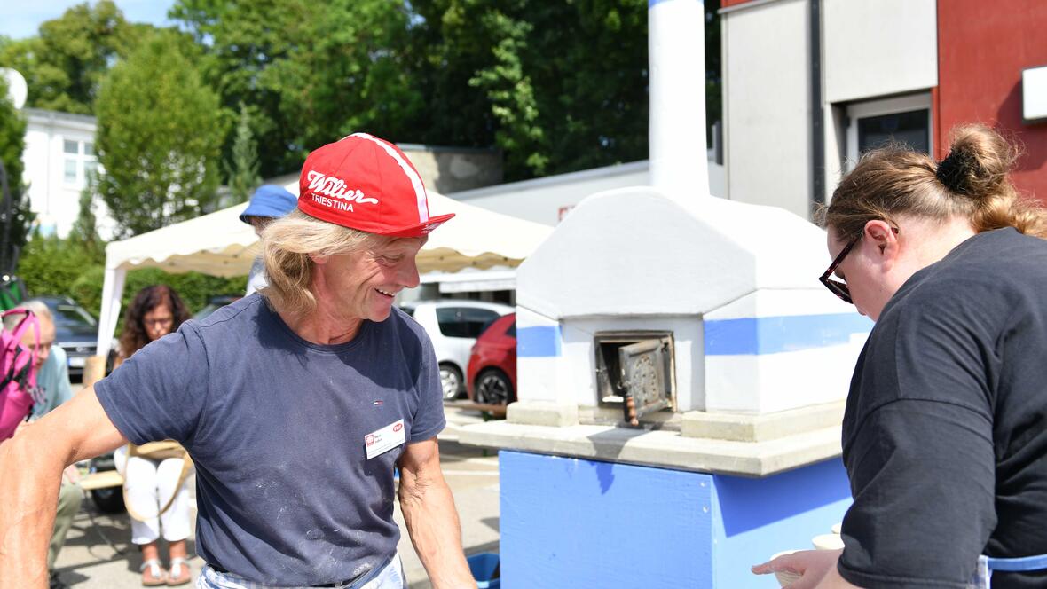 Unterschiedliche Projekte der Caritaseinrichtungen stellten sich beim Fest vor. So konnten die Gäste zum Beispiel beim Brotbacken zuschauen. 