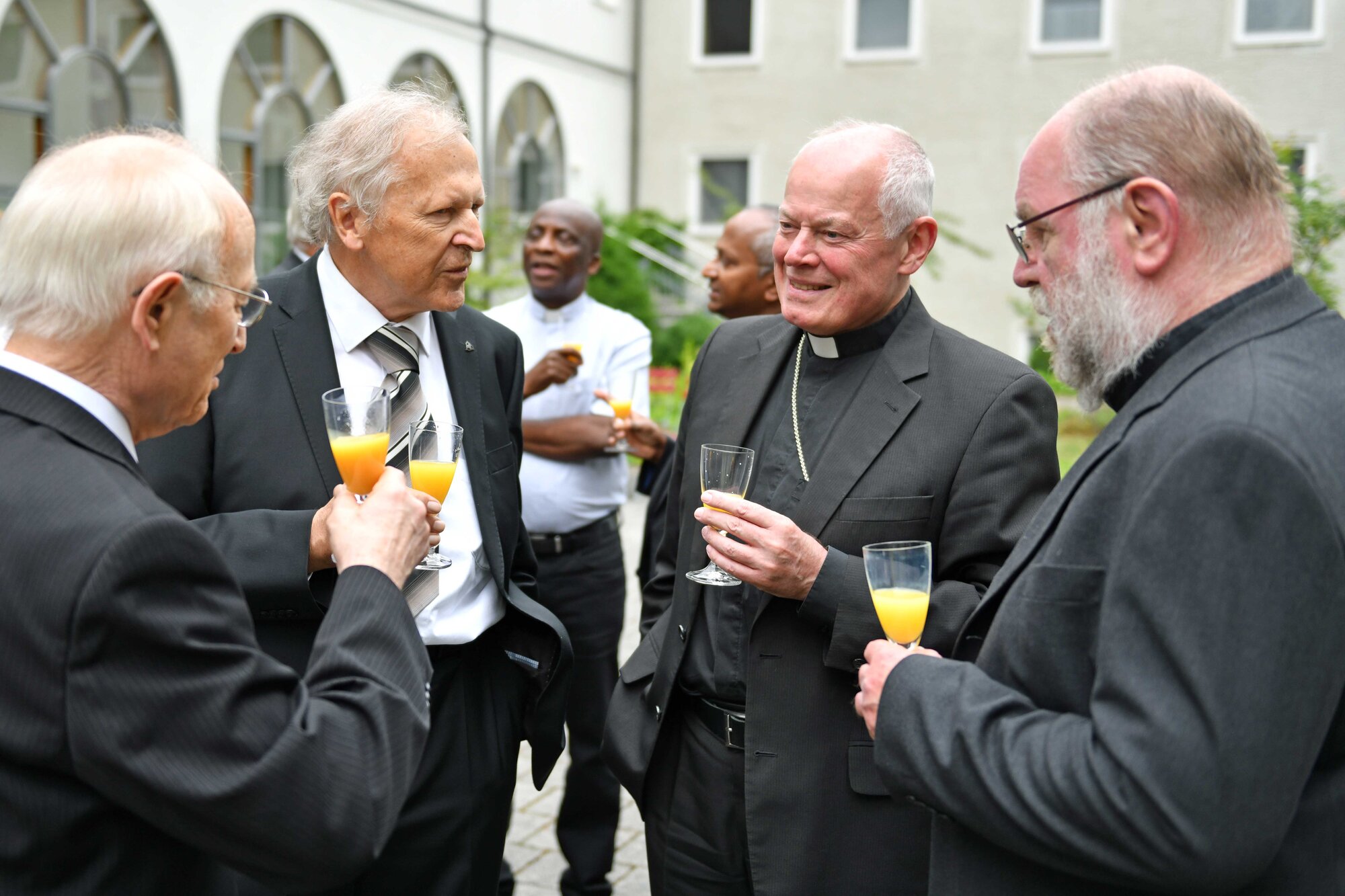 Auch Weihbischof Anton Losinger (2. von rechts) - hier im Kreis seiner Mitbrüder - darf in diesem Jahr auf vier Jahrzehnte im priesterlichen Dienst zurückschauen.