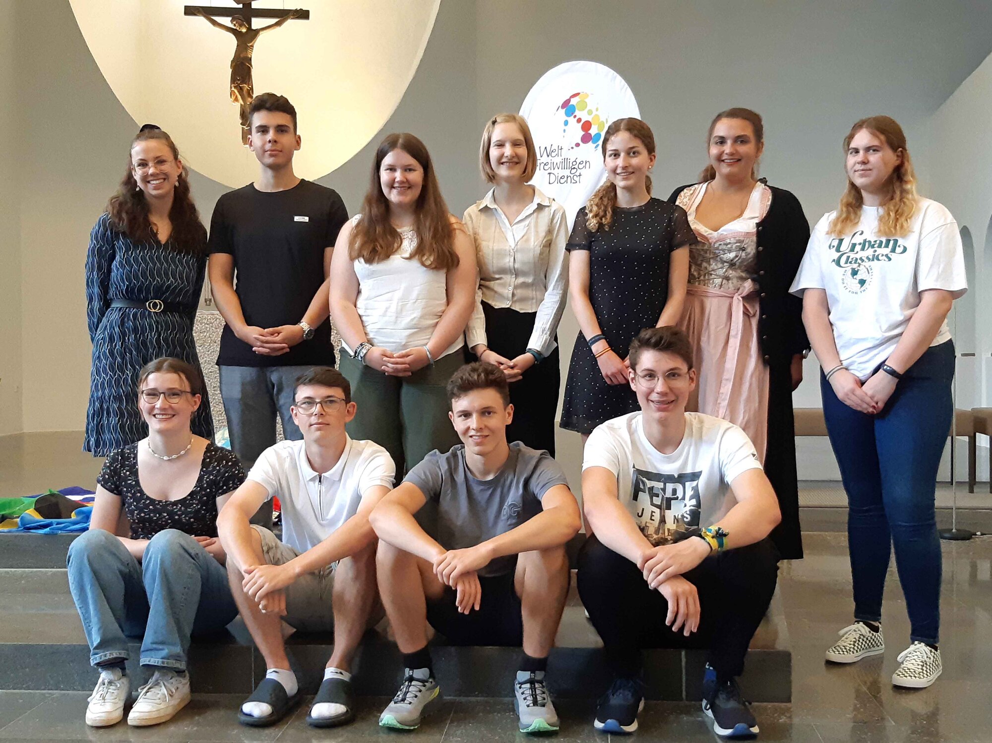 Freiwillige werden von Bischof Bertram ausgesandt (Foto Abteilung Weltkirche) 2