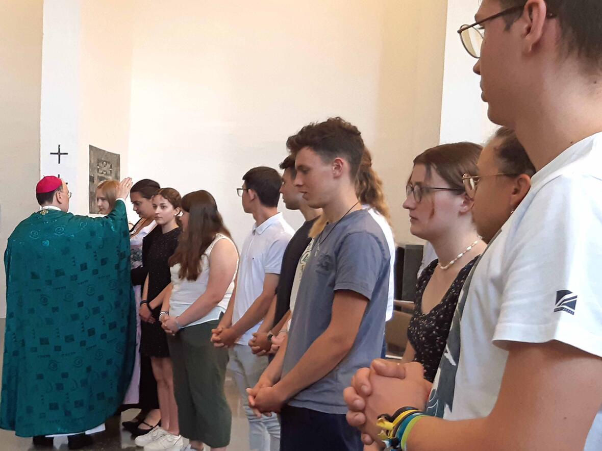 In der Kapelle des Exerzitienhauses Leitershofen fand die diesjährige Aussendungsfeier für elf Freiwillige statt, die über die Diözese Augsburg nach Chile, Peru, Tansania und Uganda ausreisen. (Fotos: Freiwilligendienste Bistum Augsburg)