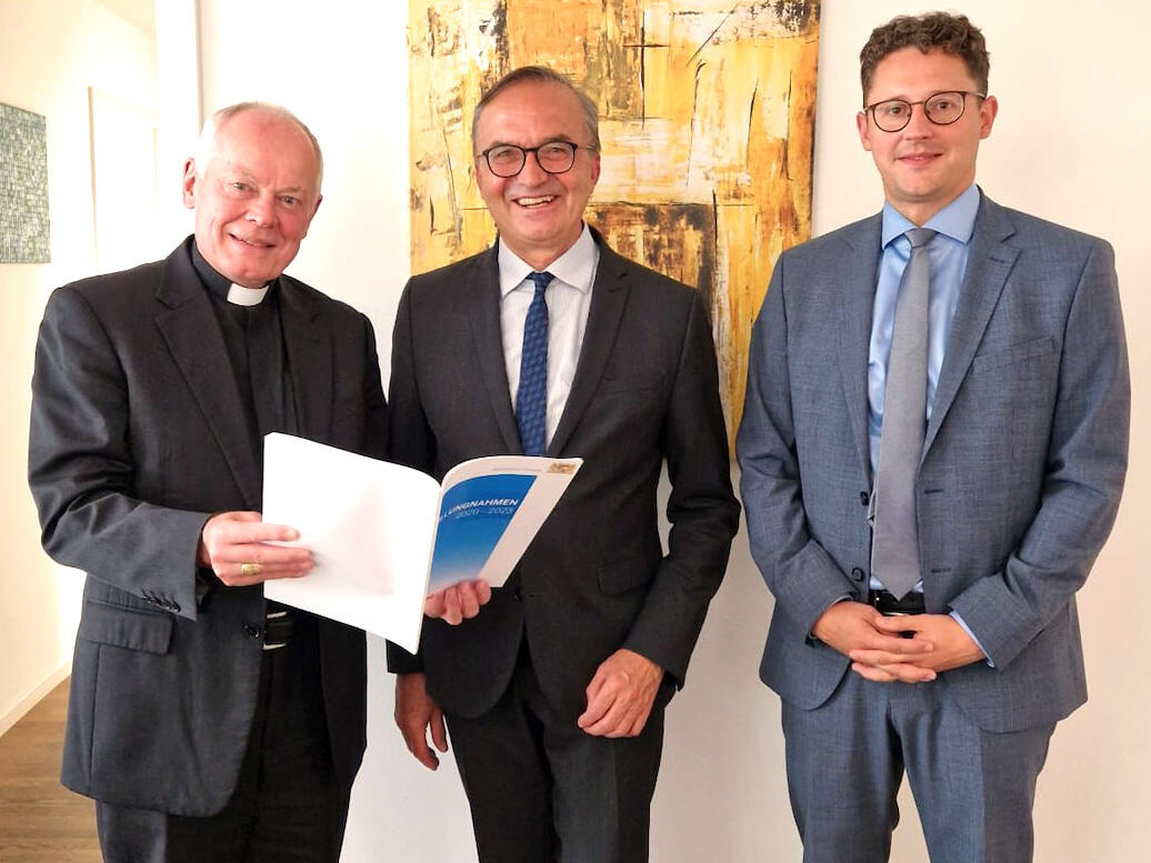 Der umfangreiche Bericht des Bayerischen Ethikrates bildete den thematischen Rahmen für das Gespräch von Weihbischof Dr. Dr. Anton Losinger mit Prof. Dr.-Ing Gerhard Müller (Mitte) und Finanzdirektor Dr. Dominikus Kleindienst (Foto: Bistum Augsburg).