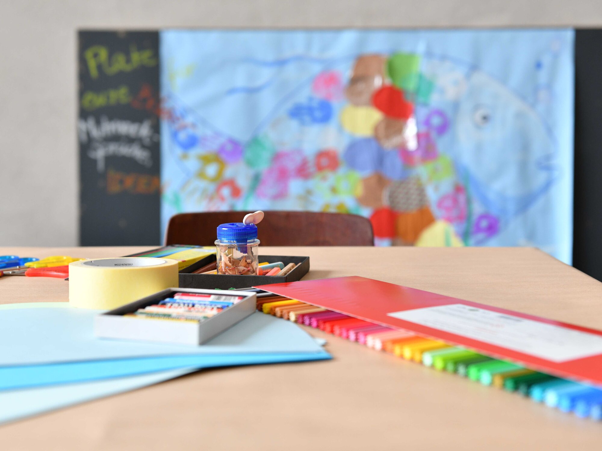 An Mal- und Basteltischen können sich die Kinder auch kreativ austoben. (Foto: Maria Rösch / pba) 