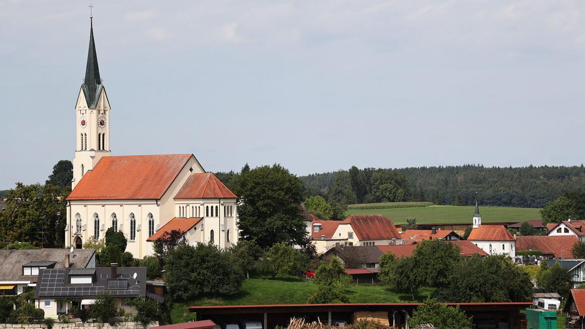 Vor 150 Jahren wurde die neugebaute Kirche St. Walburga in Ried feierlich geweiht. Ihre 1853 eingestürzte Vorgängerkirche befand sich an Stelle der heutigen Friedhofskapelle, hier rechts im Bild (Fotos: Julian Schmidt / pba)
