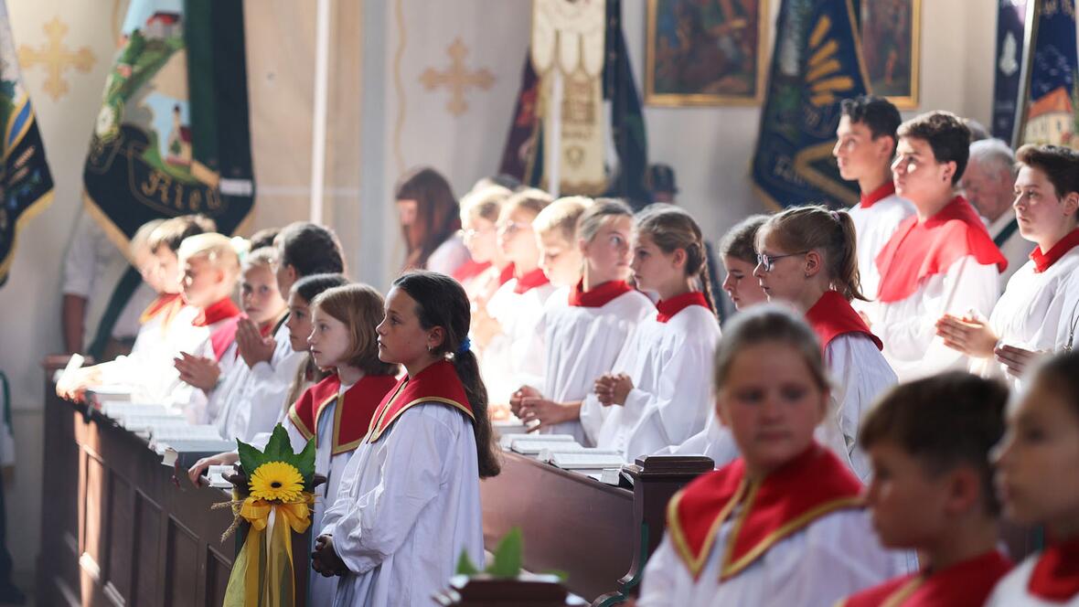 Bischof Bertram freute sich besonders über die rund 60 Ministrantinnen und Ministranten, die trotz der Sommerferien beim Festgottesdienst dabei waren.