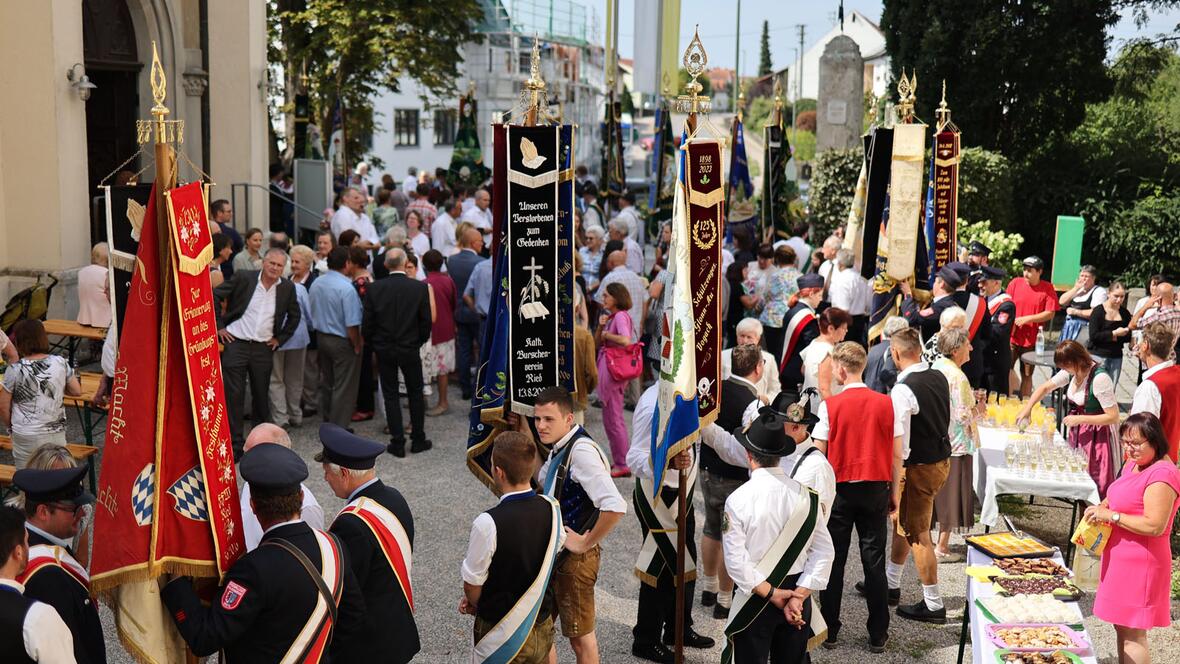 Im Anschluss an den Festgottesdienst feierte die Pfarrei auf dem Kirchenvorplatz weiter.