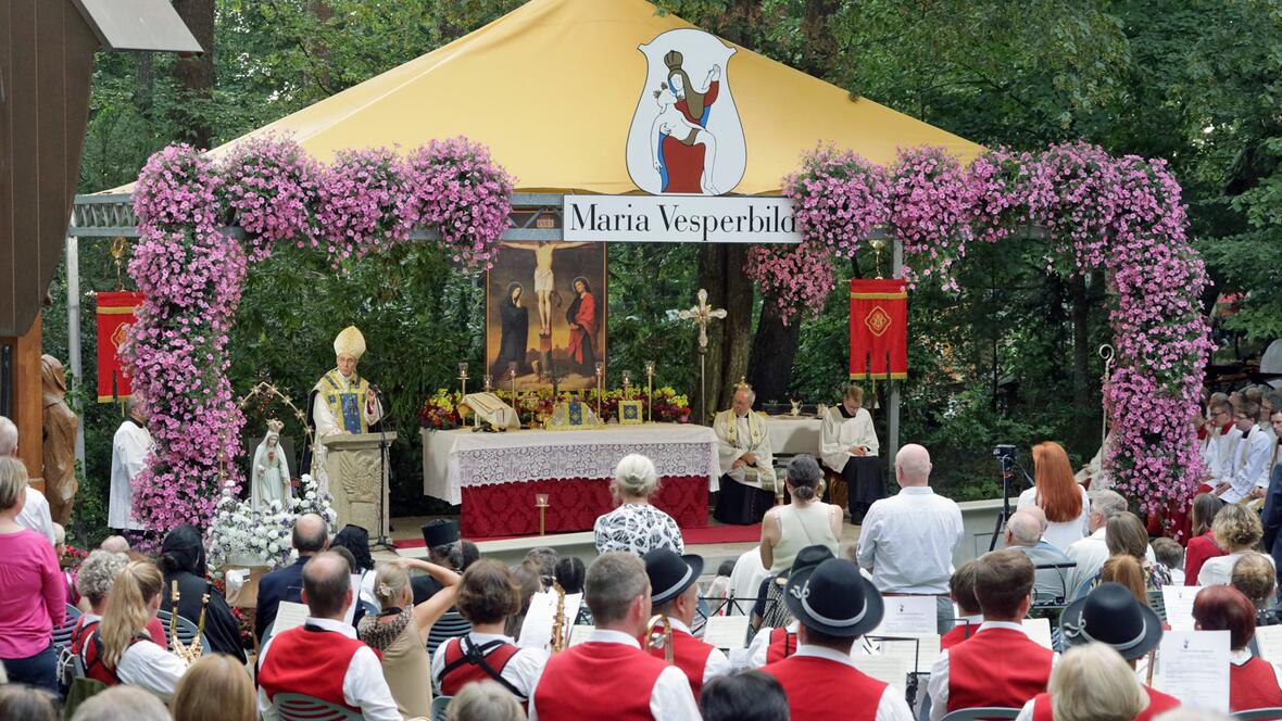 Erzbischof Gänswein ging in seiner Predigt der Frage nach, wie Gläubige sich ihre Zukunft bei Gott vorzustellen hätten. 