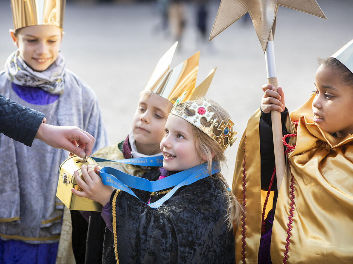 Kinder beim Sternsingen (Motivfoto: www.sternsinger.de)