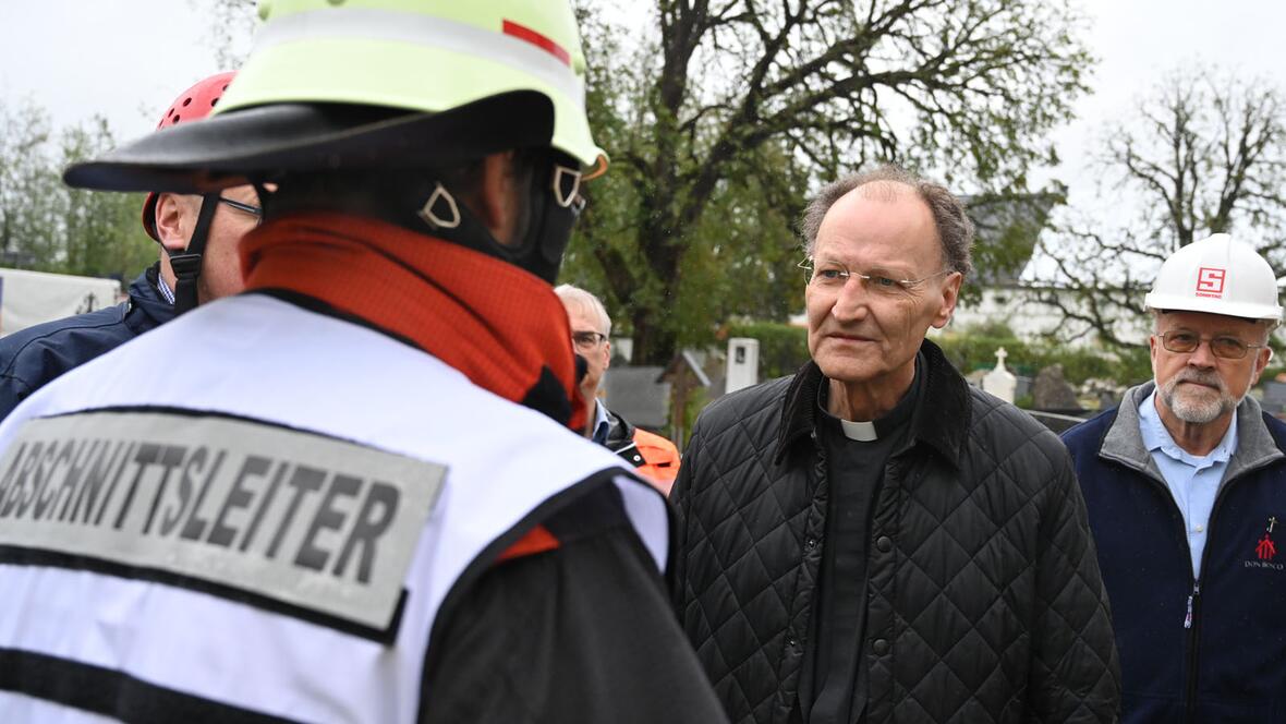 Generalvikar Dr. Wolfgang Hacker im Gespräch mit Einsatzkräften (Foto: Julian Schmdit / pba)