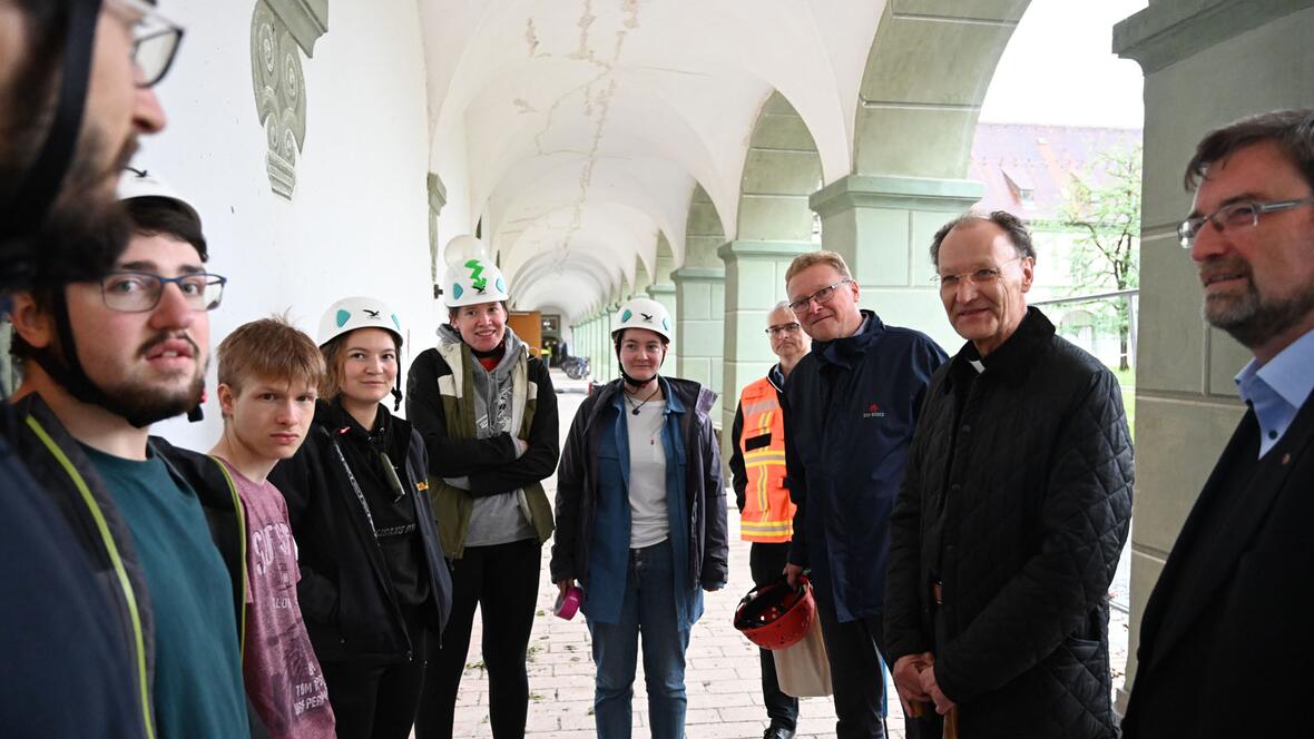 Zahlreiche junge Freiwillige unterstützen die Arbeiten (Foto: Julian Schmidt / pba)