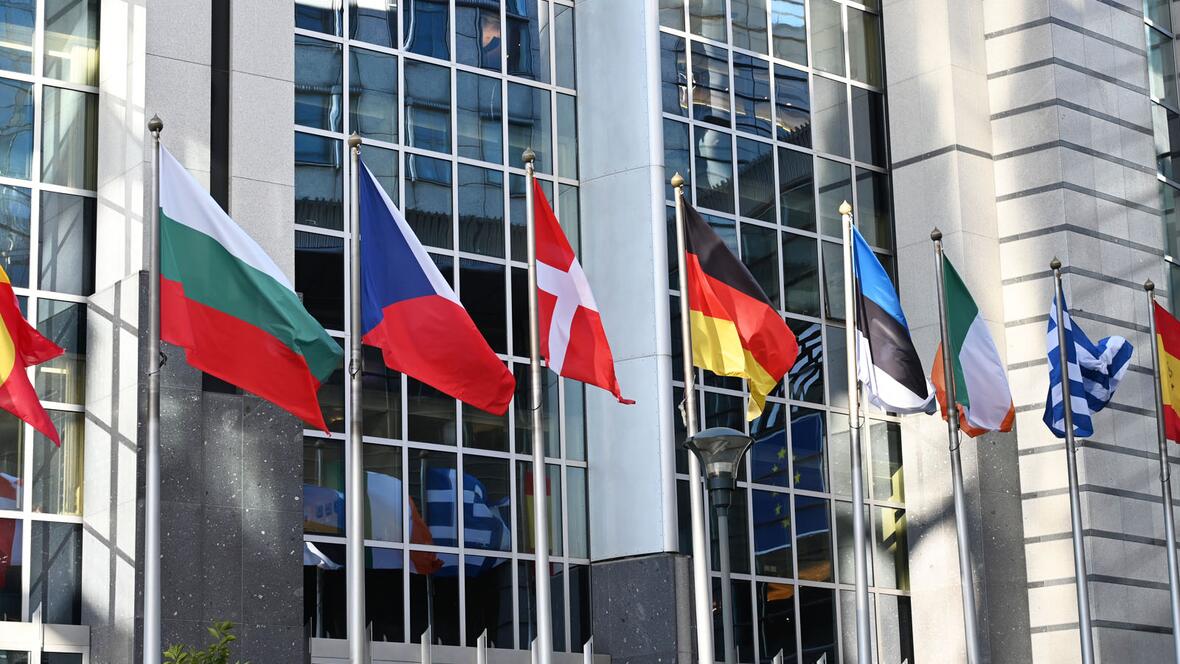 Fahnen vor dem EU-Parlamentsgebäude in Brüssel (Foto: Julian Schmidt / pba)