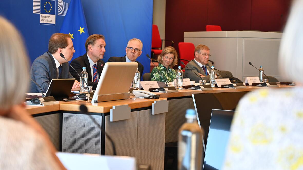 Fünf Kommissionsbeamte sprachen mit der Reisegruppe über Probleme und Chancen der EU.