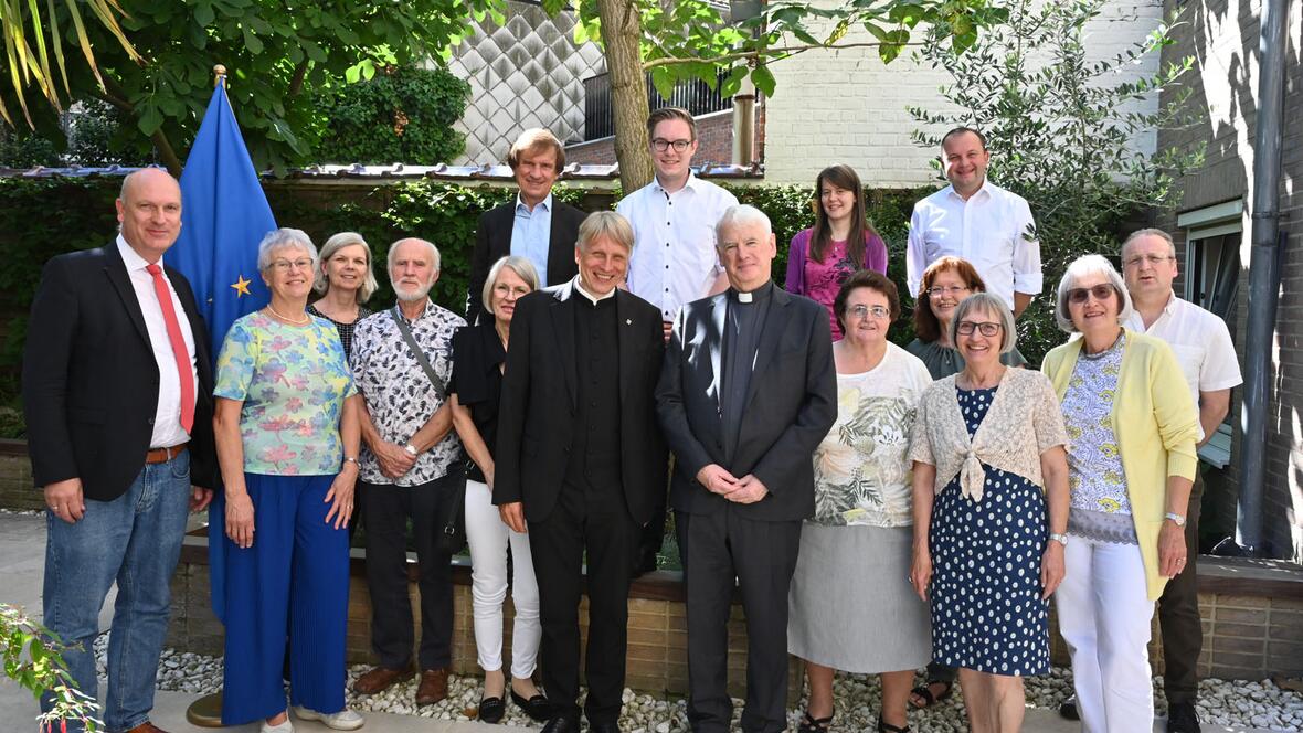 Die Reisegruppe mit Nuntius Treanor.