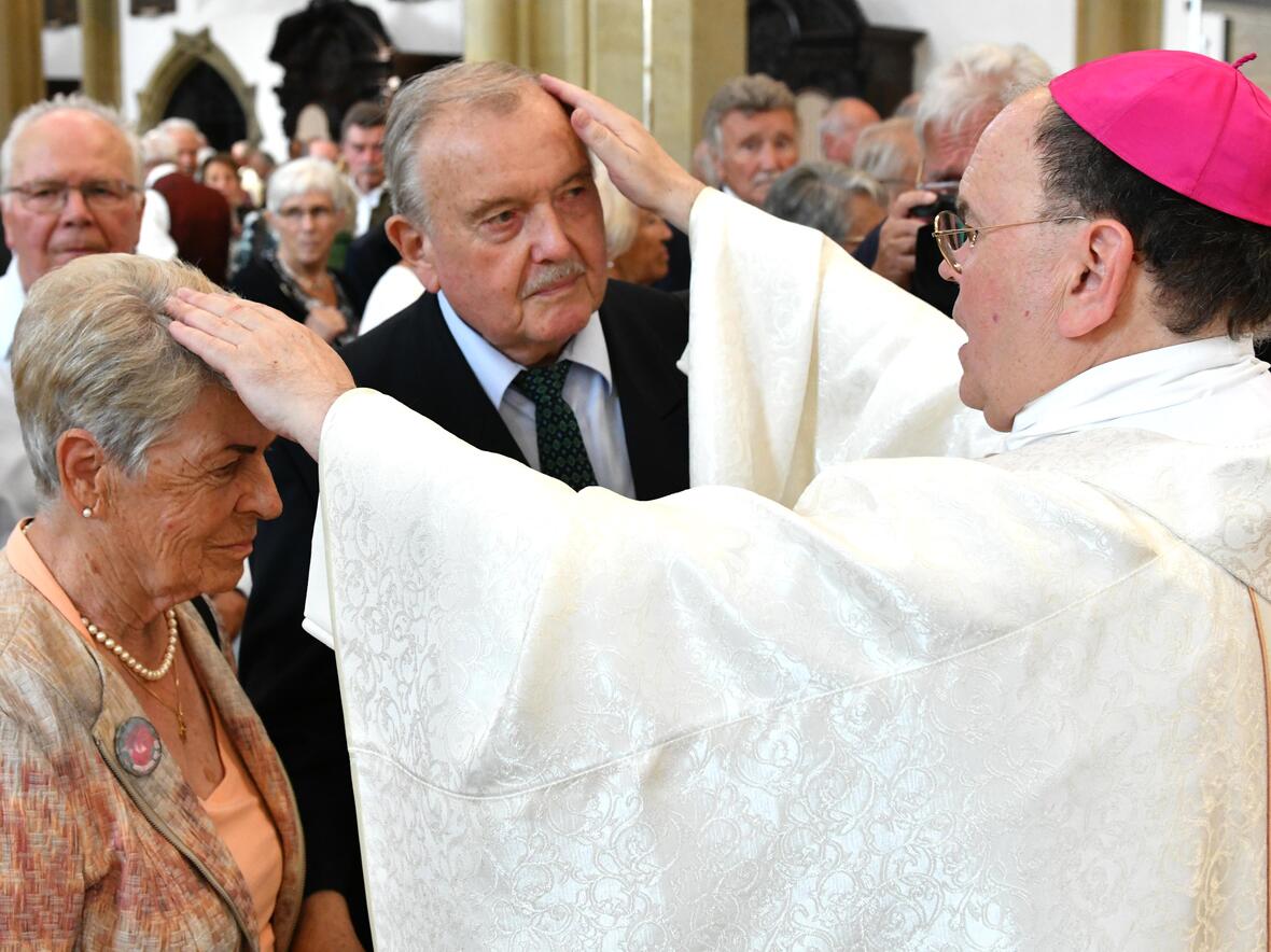 Am Ende des Gottesdienstes konnte sich jedes Ehepaar seinen eigenen Segen zusprechen lassen (Fotos: pba/UlrichBobinger/Leander Stork).