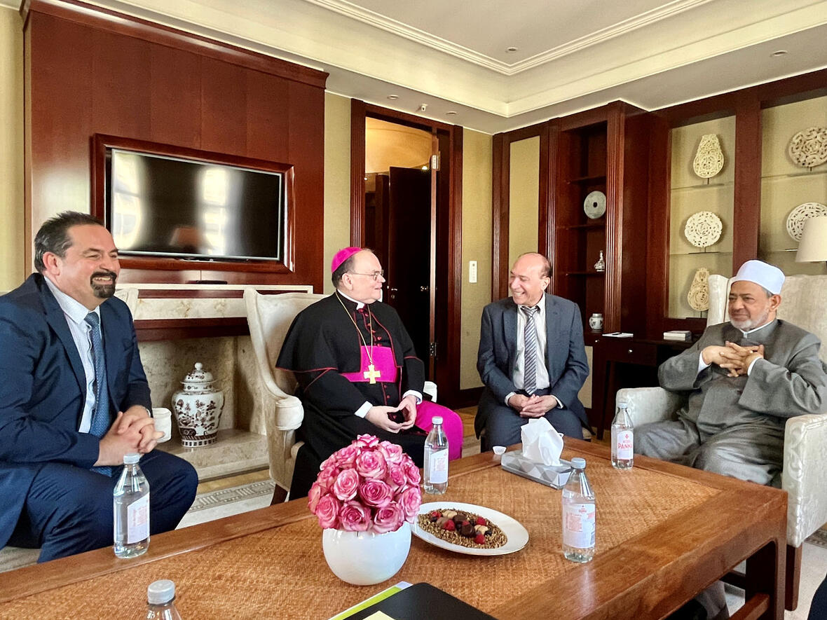 Bischof Bertram im Gespräch mit Großimam Ahmad al-Tayyib (r.) und dem Vorsitzenden des Zentralrats der Muslime in Deutschland Aiman Mazyek (l.) (Foto: Dr. Alexander Kalbarczyk / DBK)