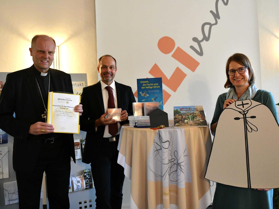 Kreative Unterrichtsmaterialien zum Ulrichsjubiläum hat die Abteilung Schule und Religionsunterricht neu konzipiert. Zusammen mit dem kooperativen Leitungsteam, Dr. Kristina Roth und Markus Moder (Mitte), freut sich Weihbischof Florian Wörner (links) über das Enaggement der Mitarbeiterinnen und Mitarbeiter. (Foto: Maria Rösch / pba).  