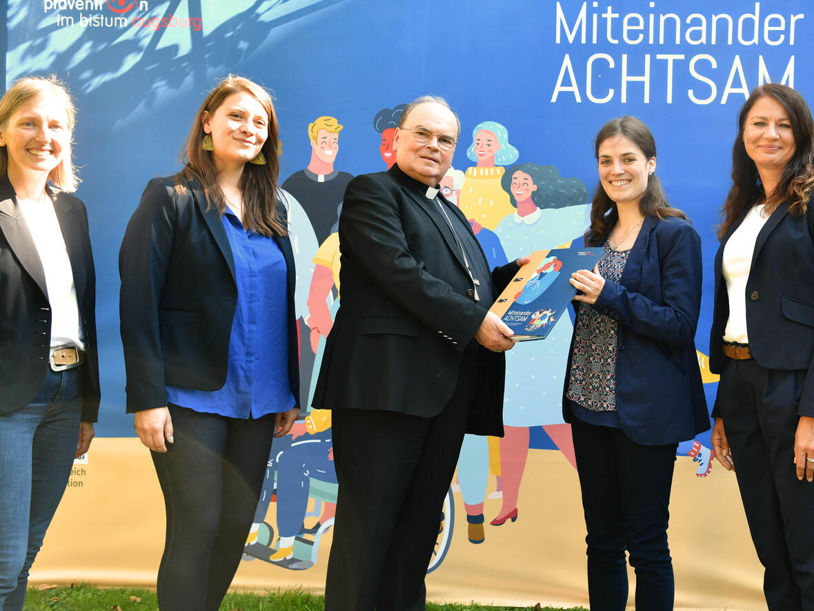 Gemeinsam im Gespräch über die Einführung des Institutionellen Schutzkonzeptes: Bischof Bertram mit der neuen Leiterin des Fachbereichs Prävention sexualisierter Gewalt, Ruth Hoffmann. Flankiert werden Sie von den Präventionsfachkräften Natalie Roth (rechts) und Silvia Bauer (links) sowie der Präventionsbeauftragten Marina König (2. v.l.) (Foto: pba/Ulrich Bobinger).