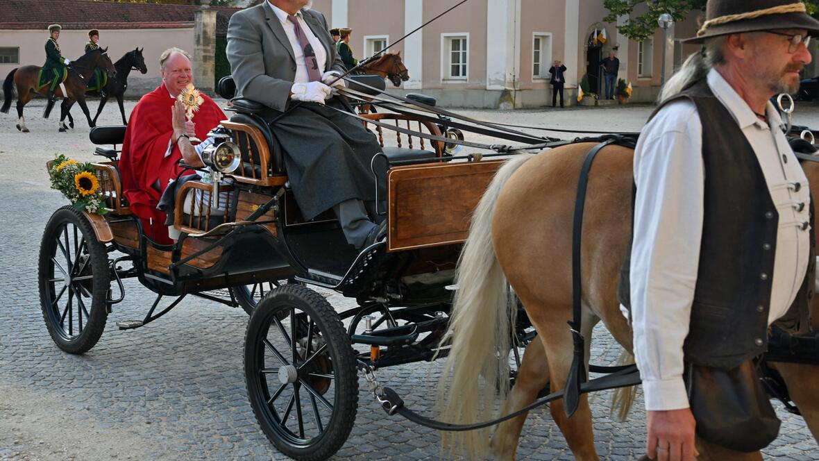 Einmal im Jahr kehrt der 1803 an Gögglingen verschenkte Teil der Wiblinger Kreuzesreliquie in das Kloster zurück. (Fotos: Leander Stork / pba)