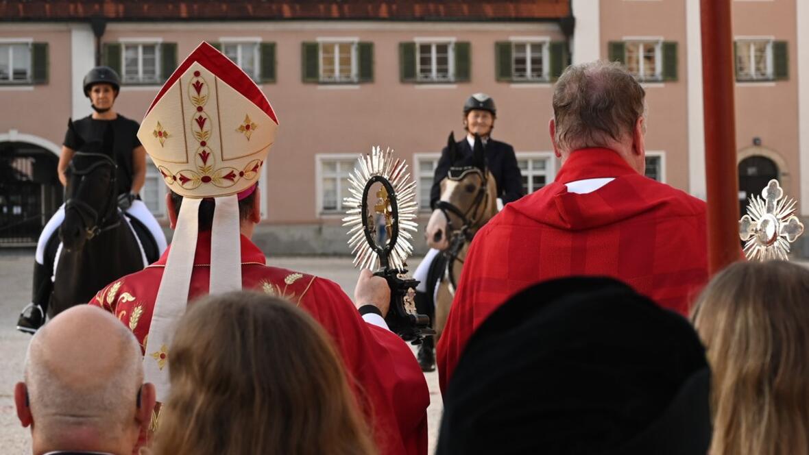 Bischof und Basilikapfarrer spendeten gemeinsam den Segen mit den beiden Teilen der Kreuzesreliquie. 